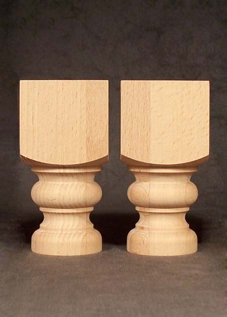 Pied de meuble en bois avec partie carrée et des anneaux tournés, GM38